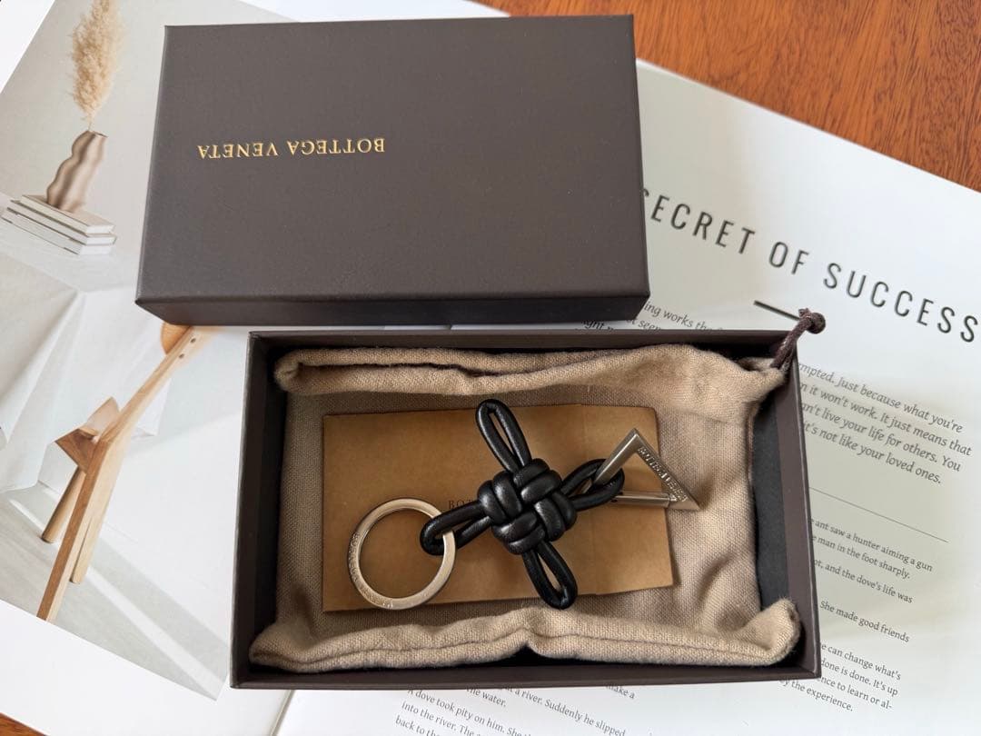 BOTTEGA VENETA レザー ノット キーリング　ユニセックス BOTTEGA VENETA（ボッテガ・ヴェネタ） キーホルダー イントレチャート