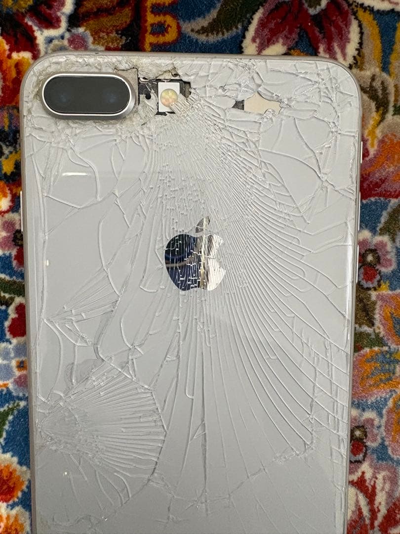 iPhone 8 Plus au版 ジャンク 背面割れ 残債なし 補修歴あり - メルカリ
