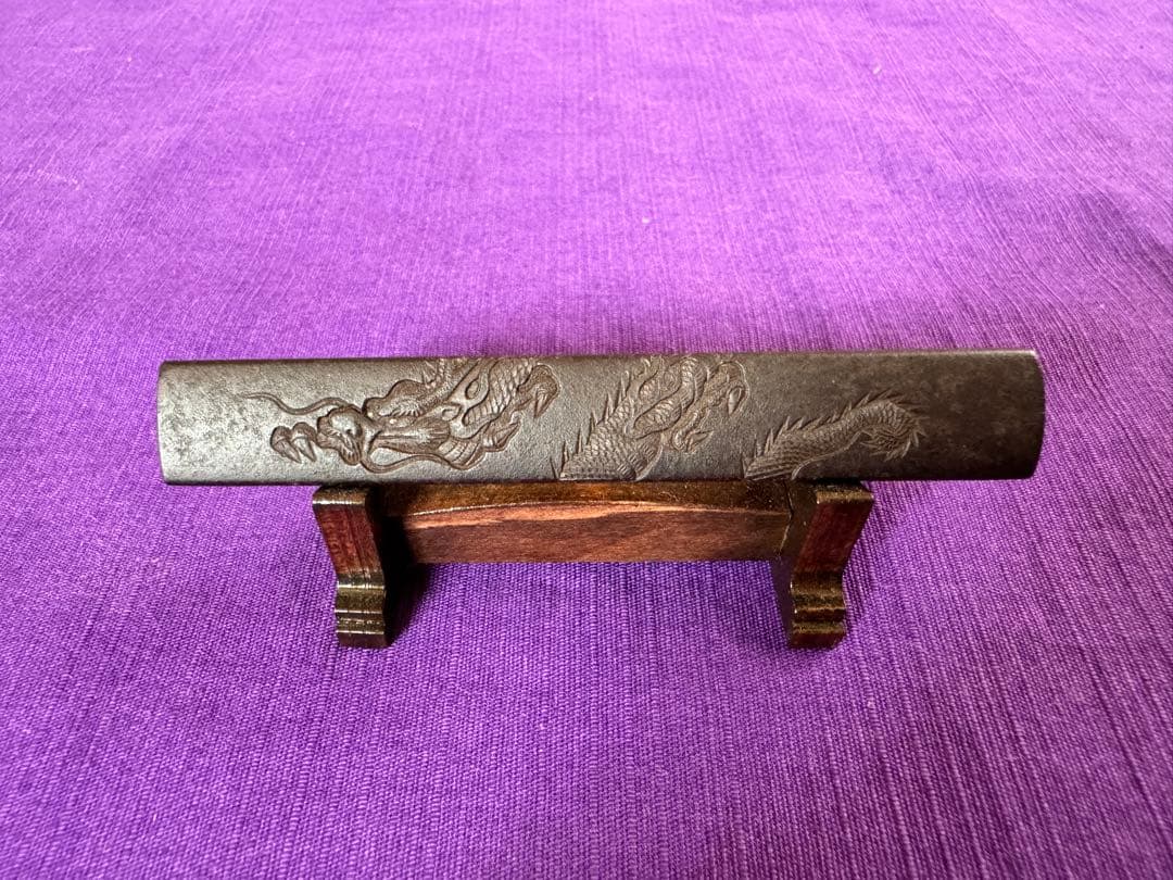 成龍軒栄寿　最高峰品　鉄地龍図小柄　特保確実　真作保証（日本刀装具笄鍔鐔目貫小刀 成龍軒栄寿 最高峰品 鉄地龍図小柄 特保確実 真作保証（日本刀装具笄鍔