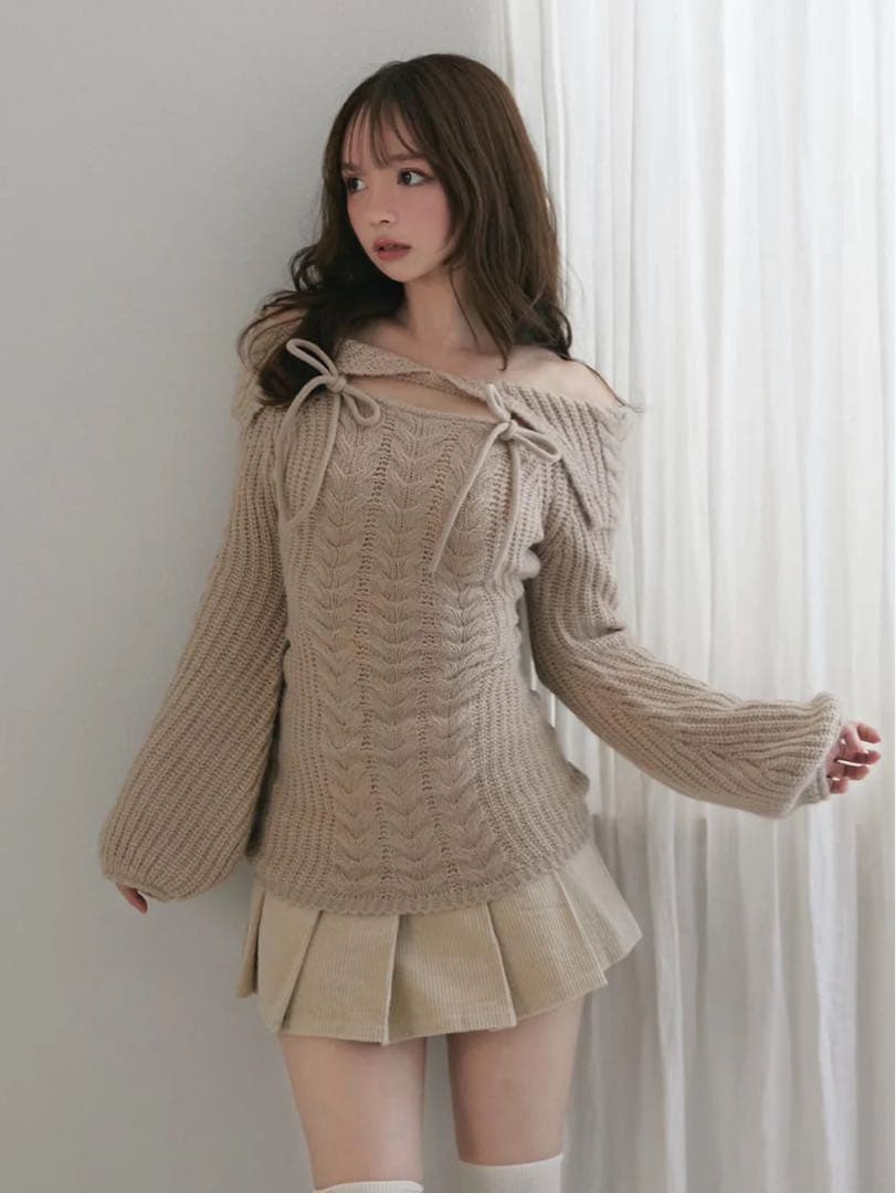andmary オフショルダー ケーブル編み ニット ベージュ andme（アンドミー） ニット Vネックオフショルダーケーブルニット