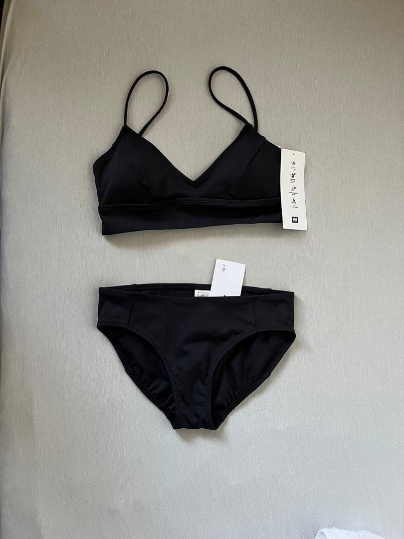 新品　ヘリーハンセン UVカット 水着 ブラトップL＆ビキニ ショーツM 黒 XSFWT10J2 UVカット 配色 ビキニ ショーツ (単品)