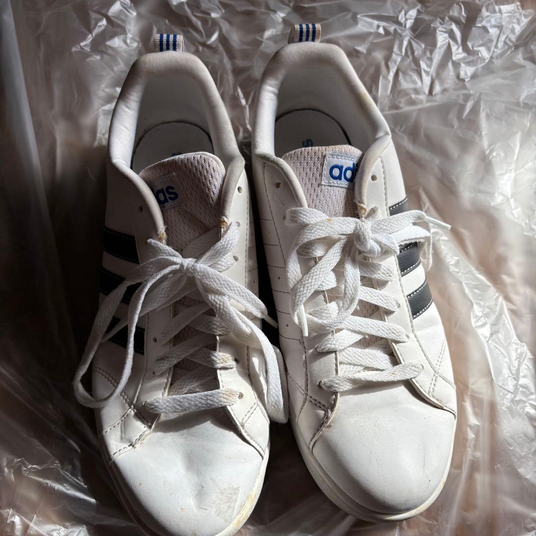 adidas ホワイト スニーカー ストライプ - メルカリ