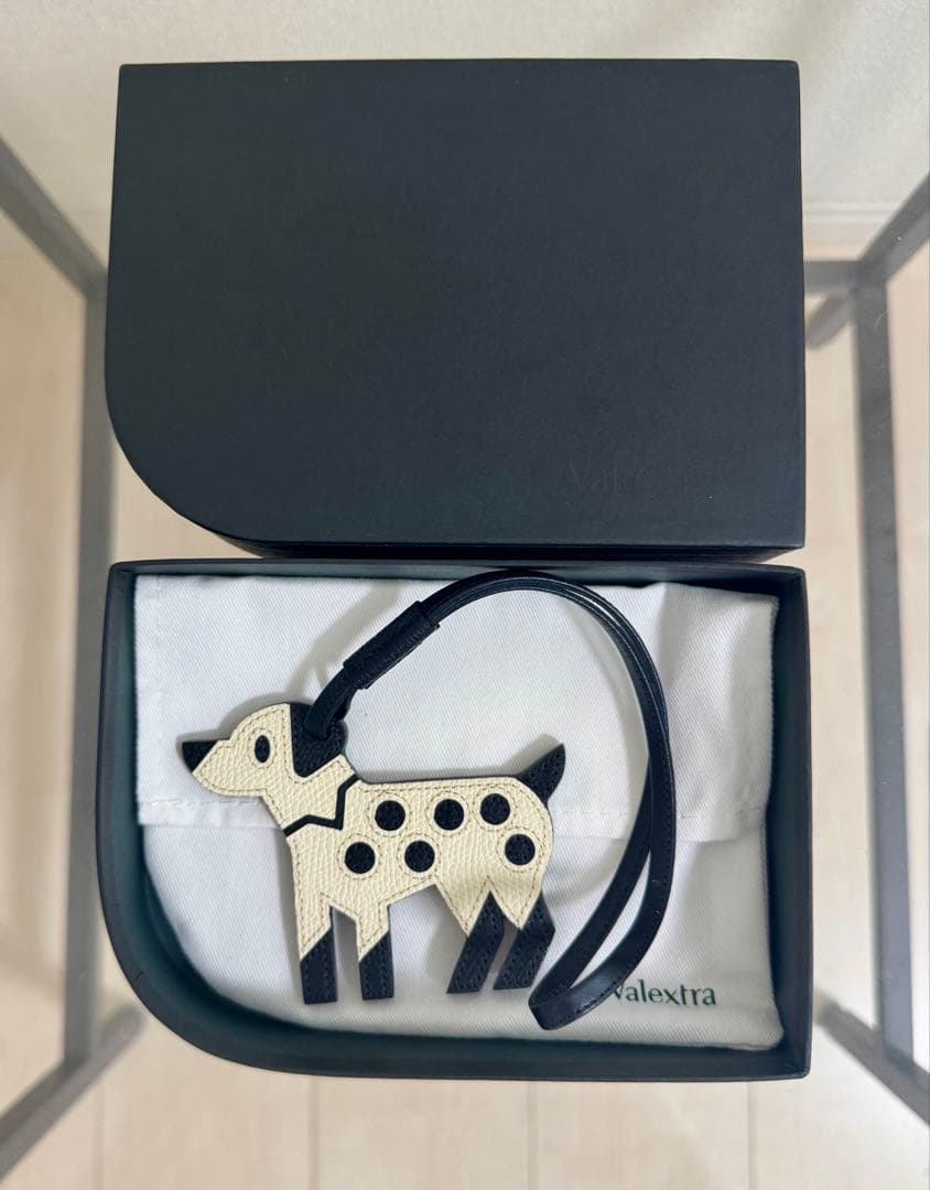 valextra ヴァレクストラ チャーム ポピー 犬 バッグ イジィデ - メルカリ