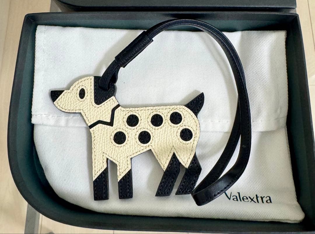valextra ヴァレクストラ チャーム ポピー 犬 バッグ イジィデ - メルカリ