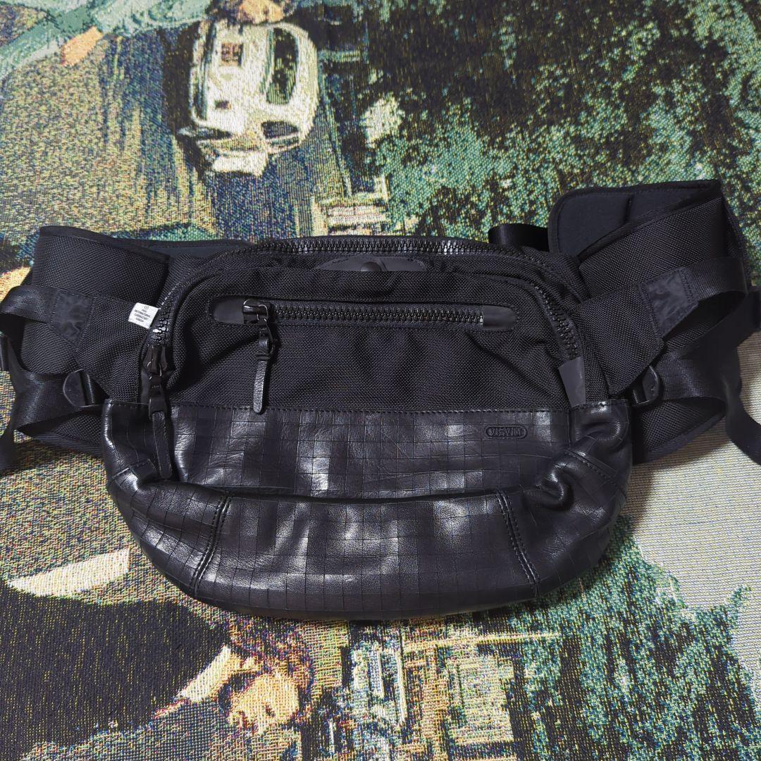 visvim BALLISTIC LUMBAR 8L ボディバッグ 型押し 黒 - メルカリ