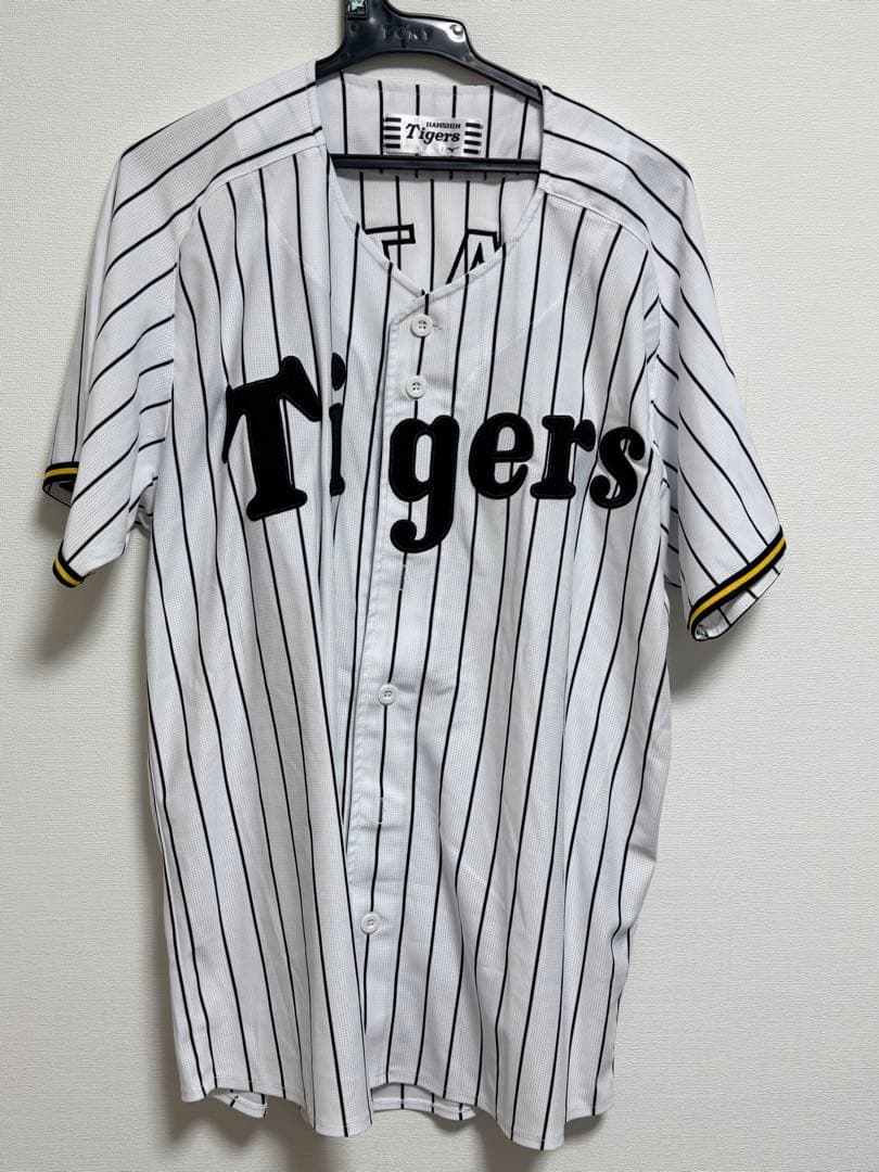 阪神タイガース　佐藤輝明選手ユニフォーム　Lサイズ サイン前後2カ所入り】阪神タイガース 佐藤輝明選手 ユニフォーム SS
