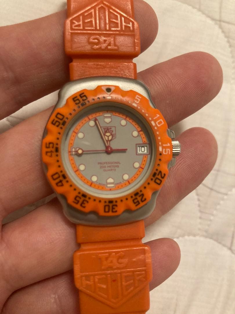タグホイヤー懐かしいダイバーズウォッチ TAG Heuer オレンジラバーベルト タグ・ホイヤーが、ヒストリカルモデルから着想を得た「タグ・ホイヤー
