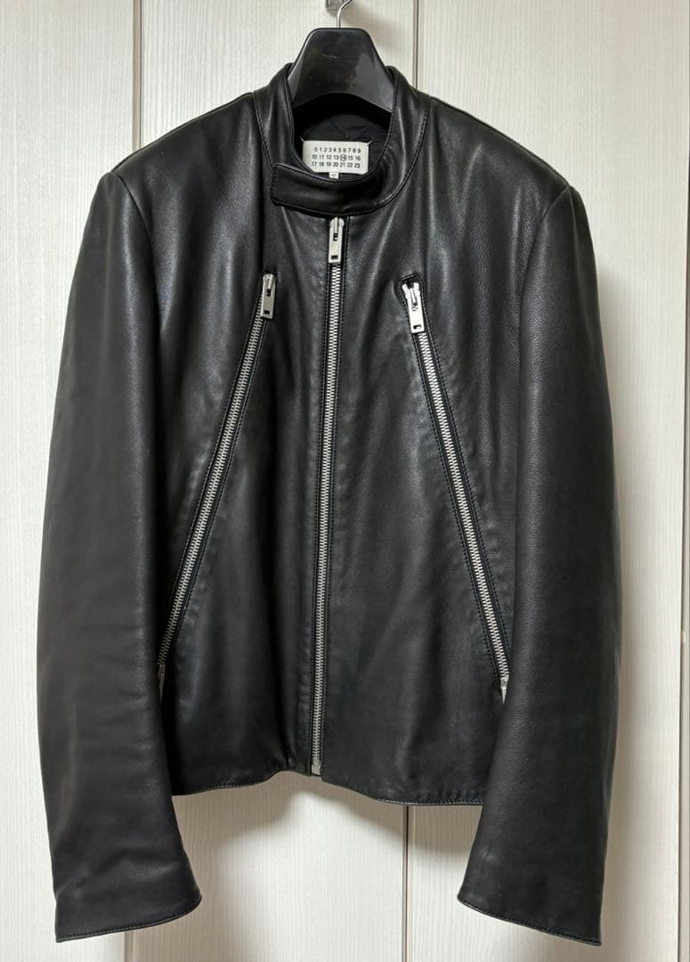 メゾンマルジェラ 八の字 ライダース 5ZIPレザージャケット 48 Maison Margiela】2024SS COLLECTION – 5ZIP RIDERS JACKET – | CIENTO