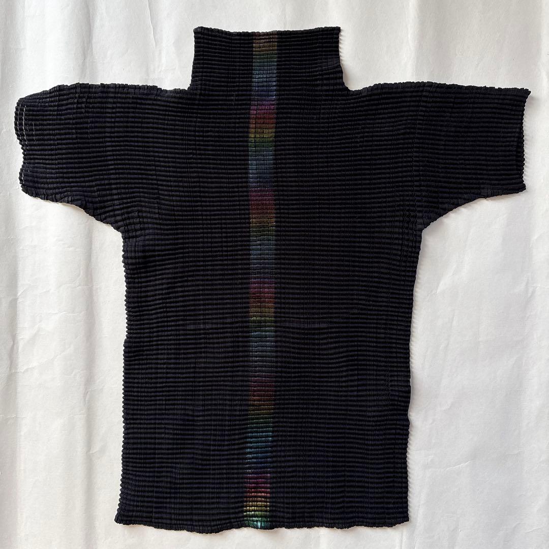 ￼ プリーツプリーズ（ISSEY MIYAKE ）中央ラインのプリーツトップス PLEATS PLEASE ISSEY MIYAKE カタログ – isseymiyake.com
