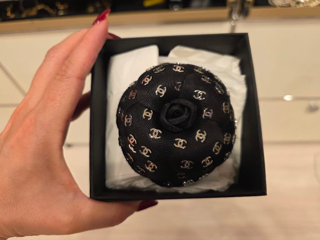 新品未使用CHANEL ブラック CCマークたっぷりカメリアブローチ シャネル(Chanel) ココマーク カメリア ブローチ 【公式通販】