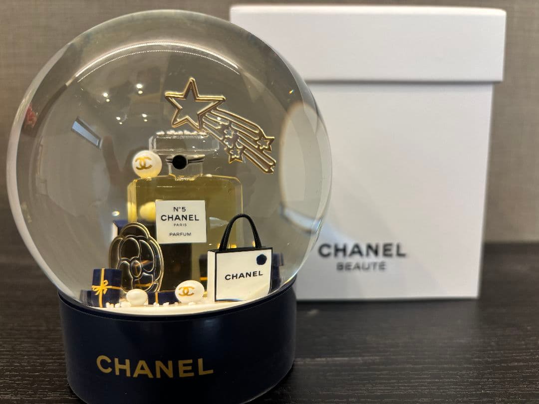 CHANELシャネル2025年海外限定ノベルティのスノードーム - メルカリ