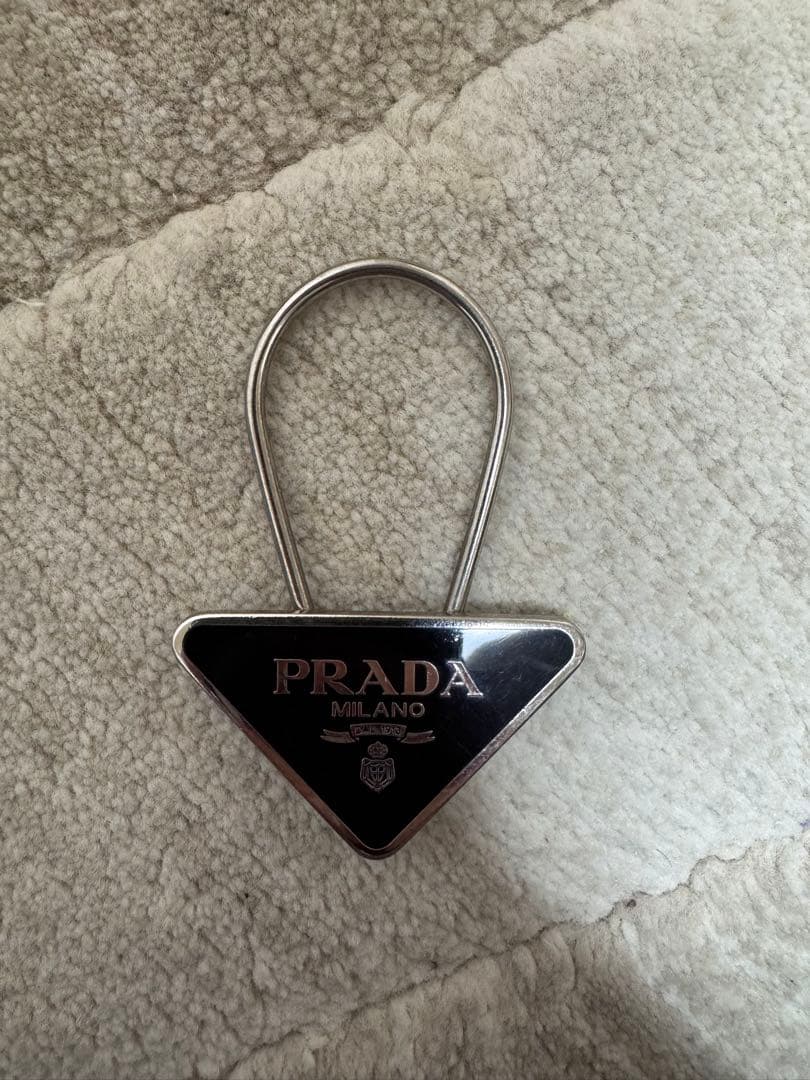 【ヘップバーン】PRADA トライアングルキーホルダー ブラック プラダ PRADA トライアングル ロゴプレート付き キーリング