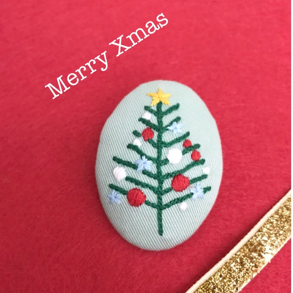 クリスマスツリー刺繍のくるみボタンブローチ 手刺繍 クリスマス 刺繍