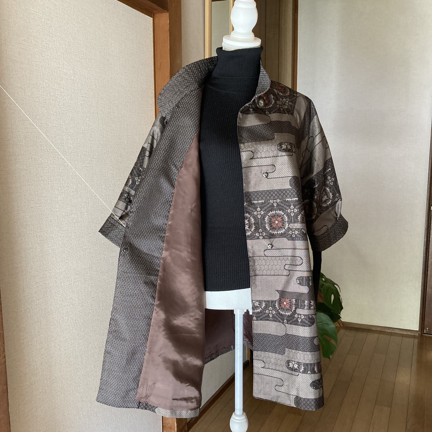 大島紬の着物から作ったラグランスリーブ、Aラインのショートコート