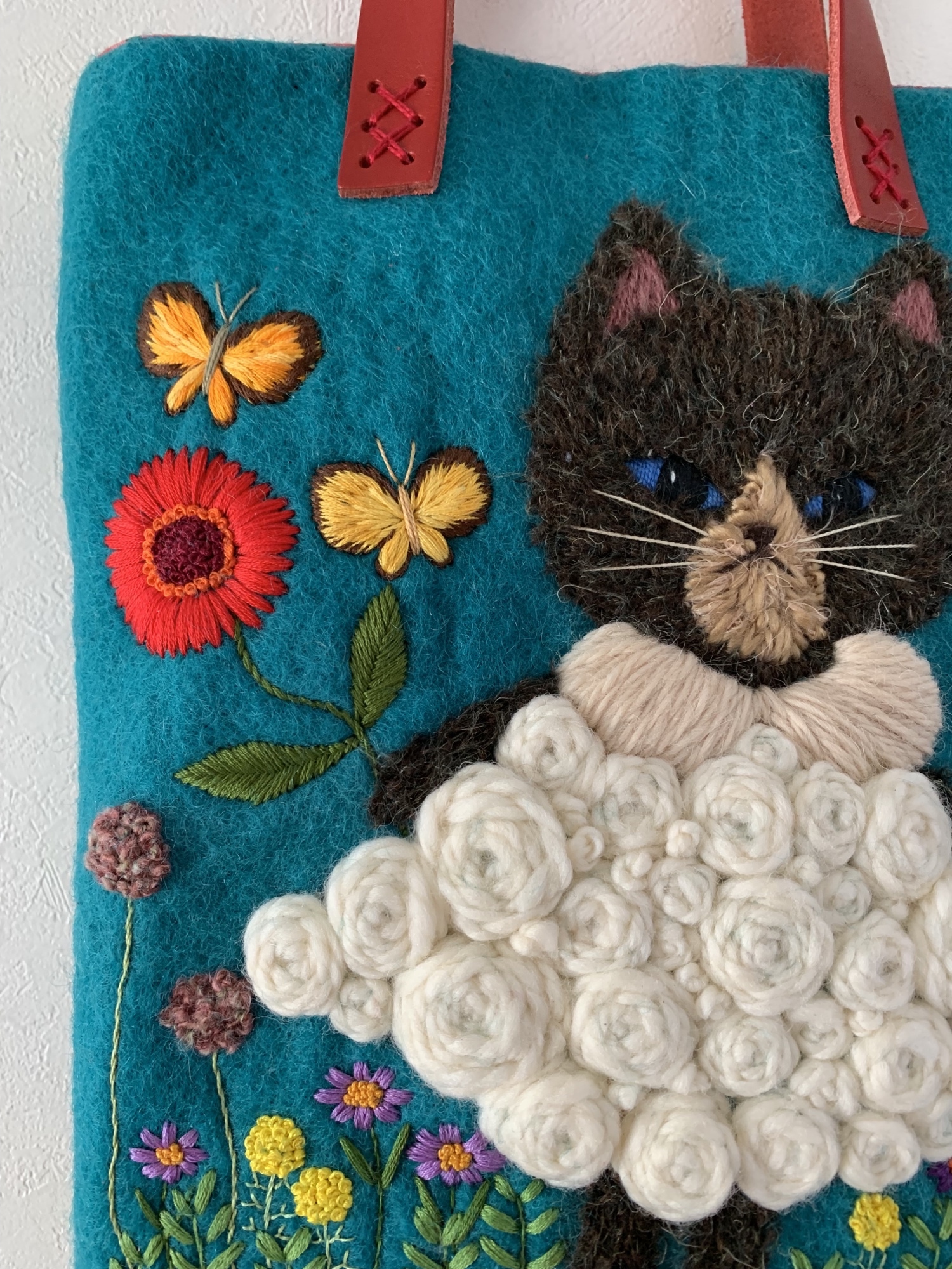 ぷっくりお花のワンピースを着た猫さんとお花畑 羊毛フェルト生地の