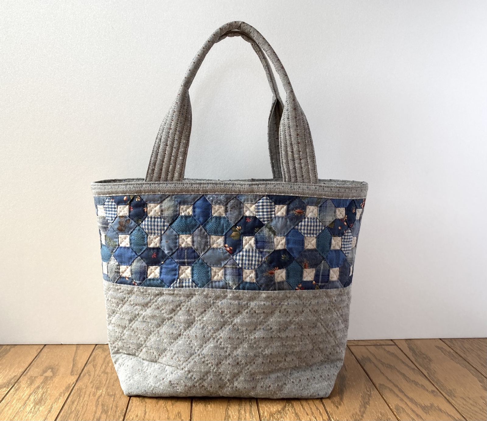 ブルーグレーのパッチワークキルトバッグ - lilla＊GALLERY | minne