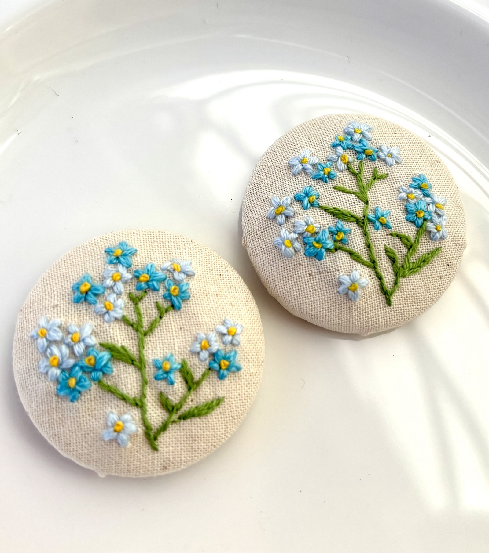 クリスマスツリーの刺繍くるみボタンのブローチ - co-un | minne byGMO