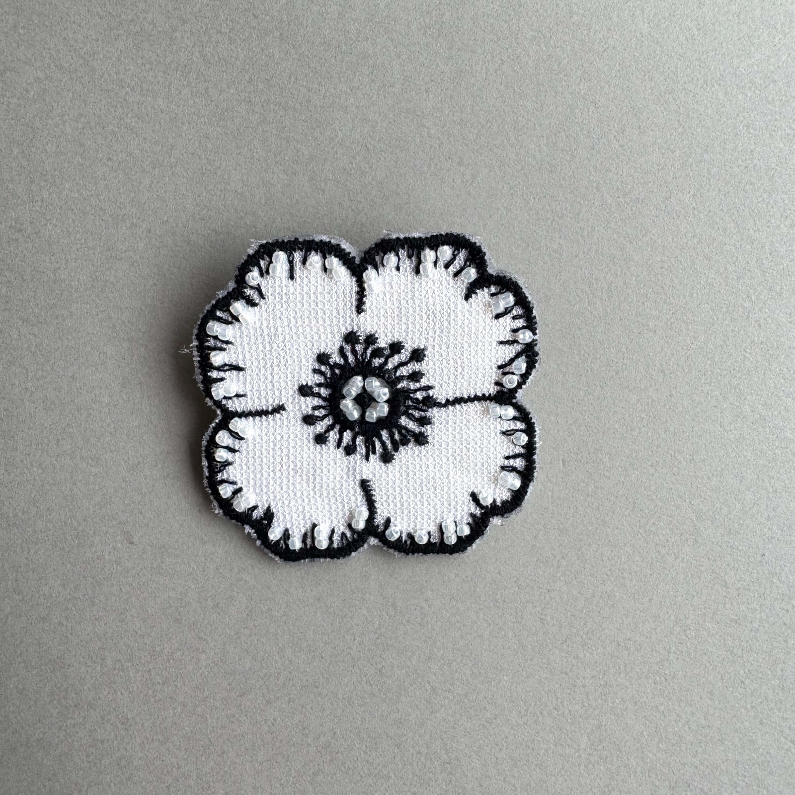 ミナペルホネン anemone刺繍ブローチ - Uniris | minne byGMOペパボ