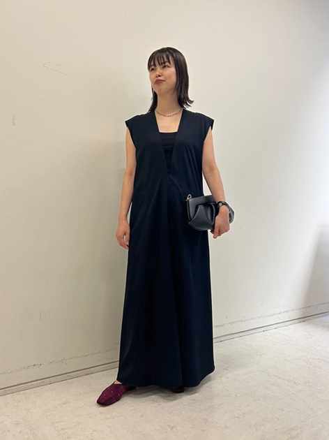 ハイツイストギャバジン Vネックロングワンピース｜トゥモローランド
