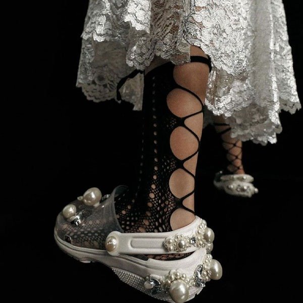 Simone Rocha e Crocs lançam colaboração exclusiva no Brasil