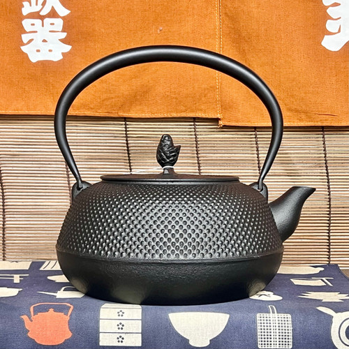 南部鉄器 岩鋳 IH対応鉄瓶 平丸アラレ 18型 1.7L | 内藤金物店 | 静岡