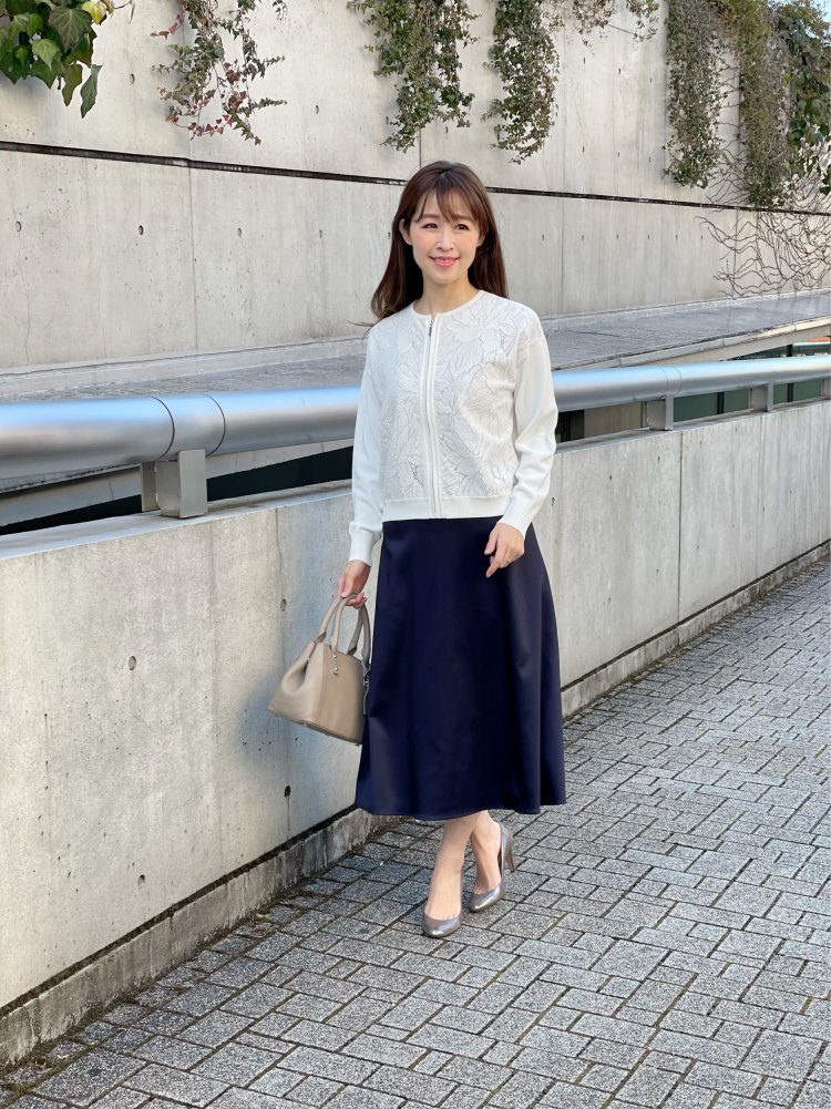 サテンストレッチフレアスカート＞はe-shoppingに近日入荷予定